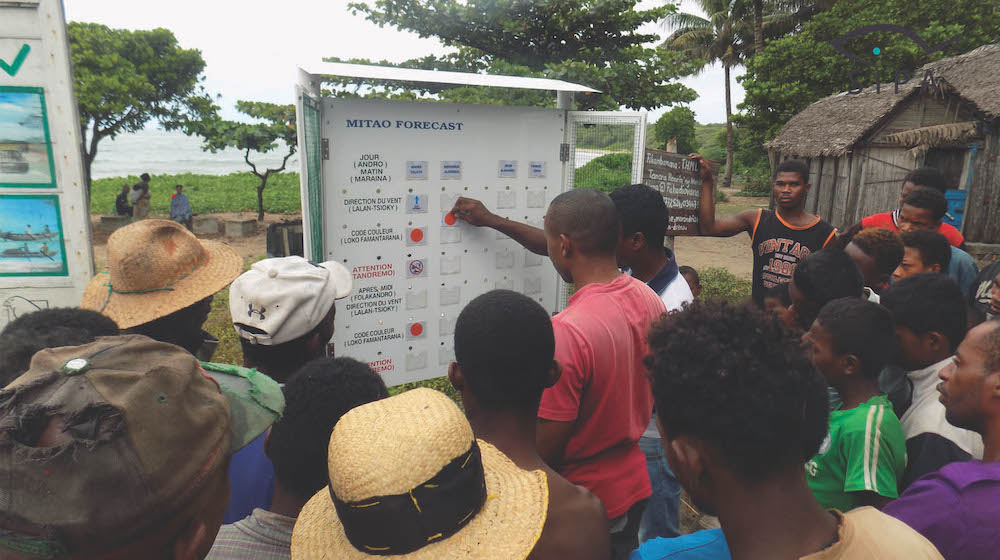 In #Madagascar, a weather forecast early warning system "Mitao" helps improve small-scale fishermen's safety at sea 🚣🌊

📸 &amp;📝 by Noro RAOELIHARISON for <a href="/SIPAnews_/">SIPA NEWS</a> 👉bit.ly/3wVcY6N