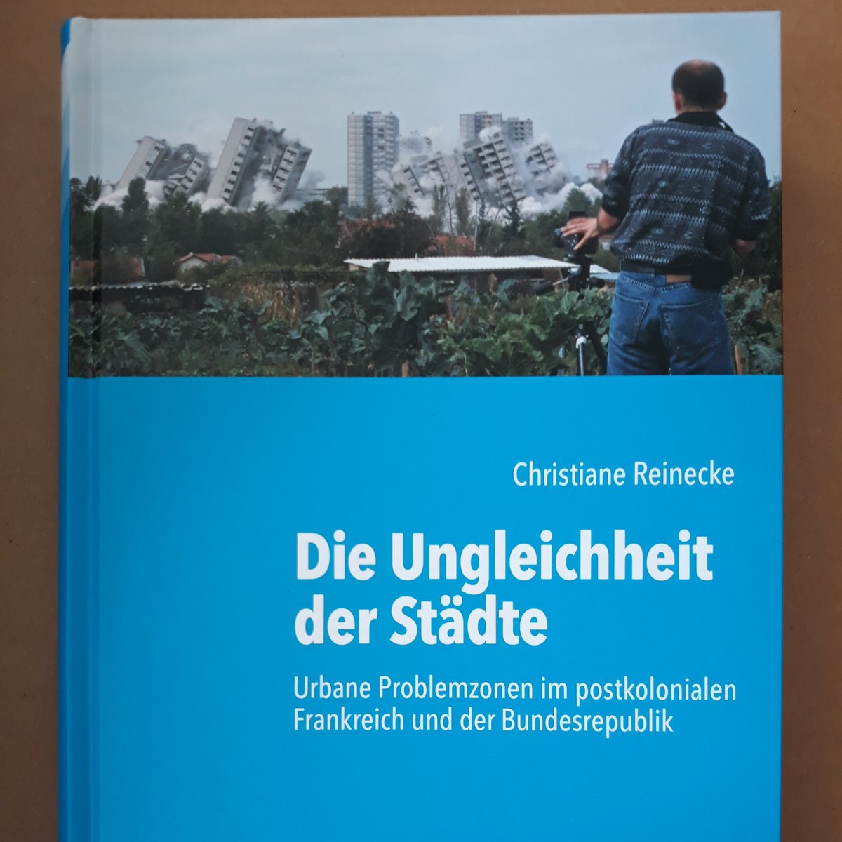 This came today: My book on urban problem zones and public debates about class, race and ethnicity in postcolonial France and West Germany. Shame I can’t throw a party to celebrate this!
#twitterstorians; #TransnationalHistory; #migration; #UrbanStudies