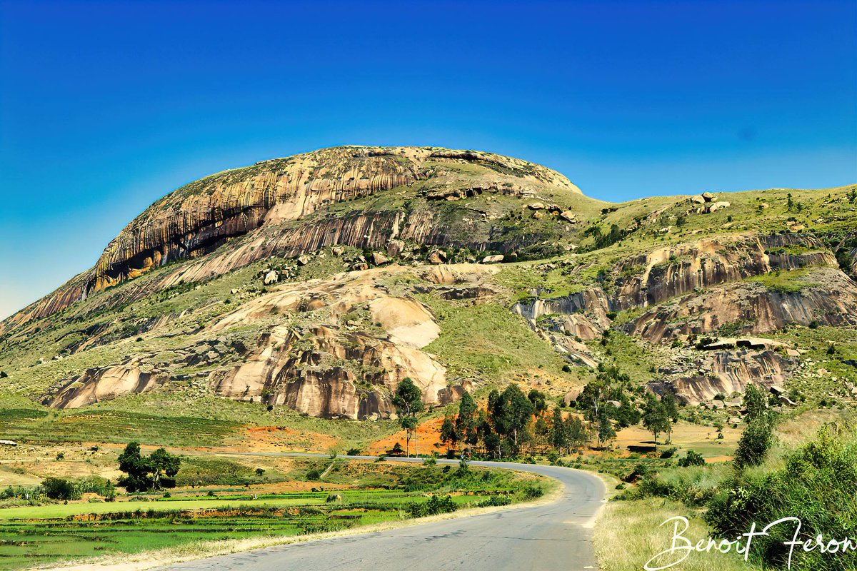 La réserve communautaire d'Anja une petite aire☘ protégée à #Madagascar🇲🇬 Situé au Sud de Fianarantsoa😍
bit.ly/3tljx0d
