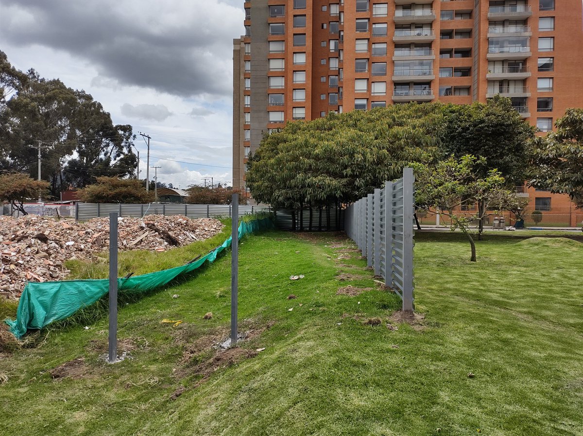 JaimeSar's tweet photo. Señores @DadepBogota creo que la constructora se apodera de más de 400m2 de parque en su obra de la carrera 58c con 147 frente a Rossetti. Por favor atención. Corrieron la cerca más de 3m https://t.co/vuLx6htc64