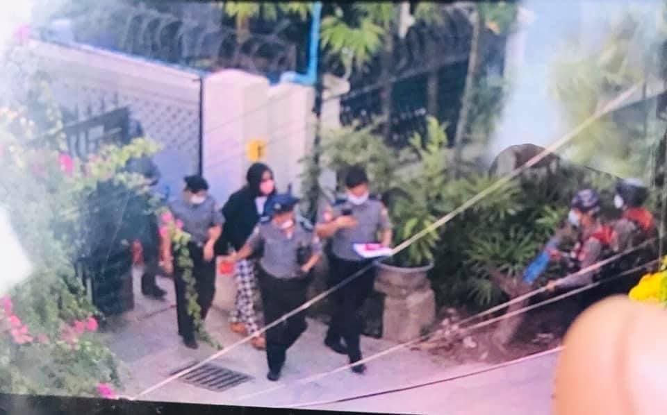 Po Po, a singer, has been abducted by Terrorists (#Myanmar security forces) today at 3pm. She was hiding but back home last night. An informant (Dalan) sent info to Terrorists. 

#WhatsHappeningInMyanmar #Apr15Coup #MilkTeaAlliance