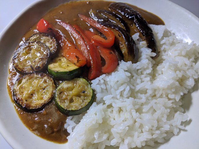 そろそろゴジラ S.P <シンギュラポイント>待機☺️
そして野菜カレーが完成、今夜はこれをつまみに晩飯&amp;晩酌😋 