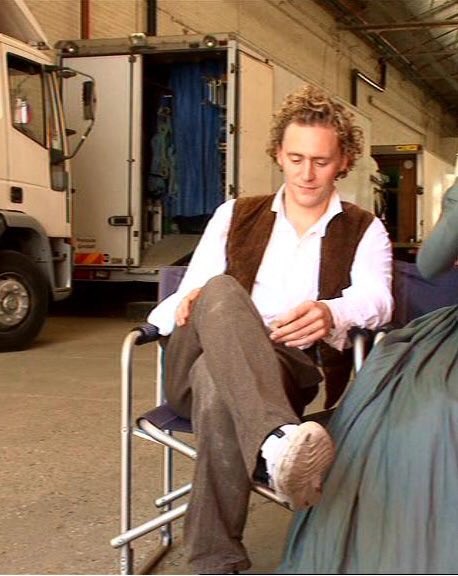 maryensenada's tweet photo. #ThrowBackHiddles Tom, mientras filmaba "Return to Cranford". #TomHiddleston #ReturnToCranford @HiddlestonSpam https://t.co/MvGKm8Uf6y