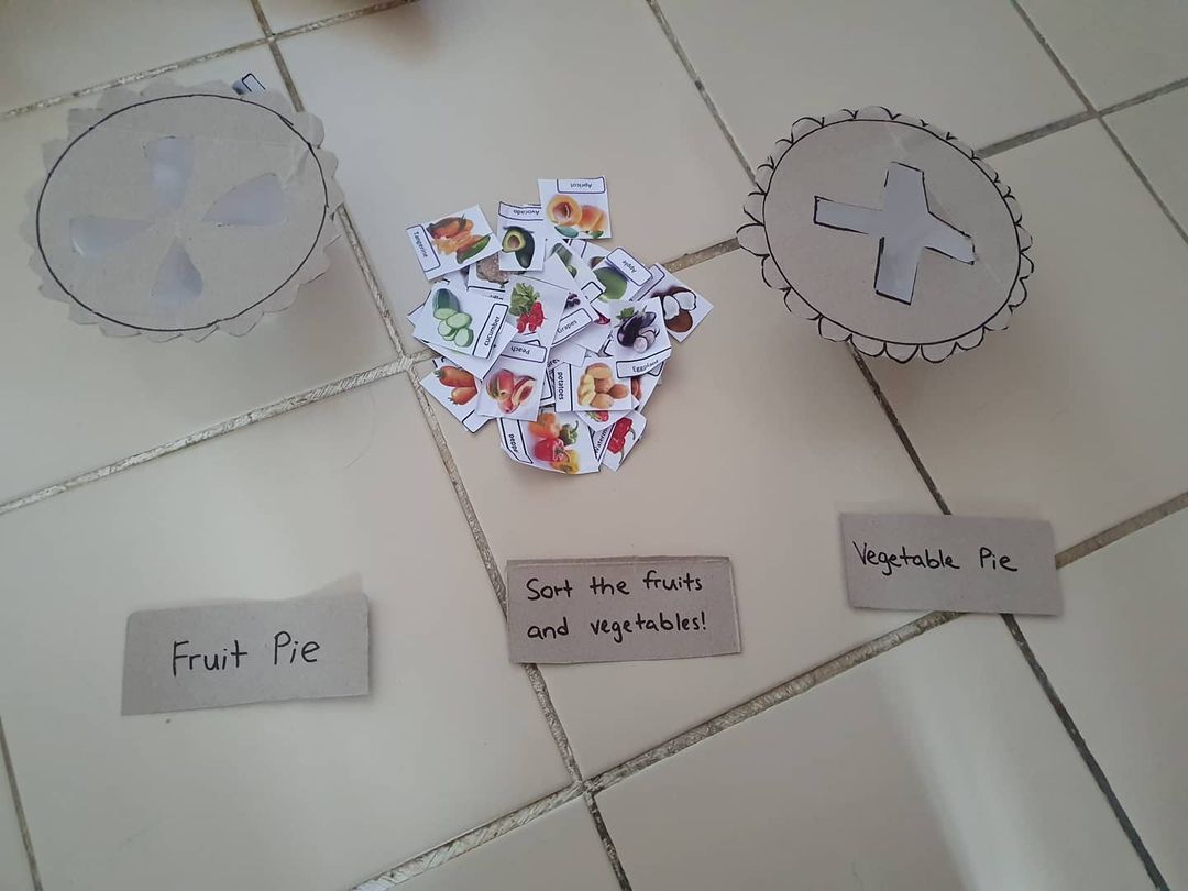 RaisoActive's tweet photo. Activity of the day - Fruits and Vegetables sorting activity by kaylerbaby_pearlynmummy (Insta Id)

#fruitsandvegetables #sorting #homeschooling #FunLearning #RaisoActive #KidsActivities #Preschool #kidslearning #makecreateplay #preschoolactivities #recycleandplay #recyclemeplay https://t.co/dXpKC7NDz4