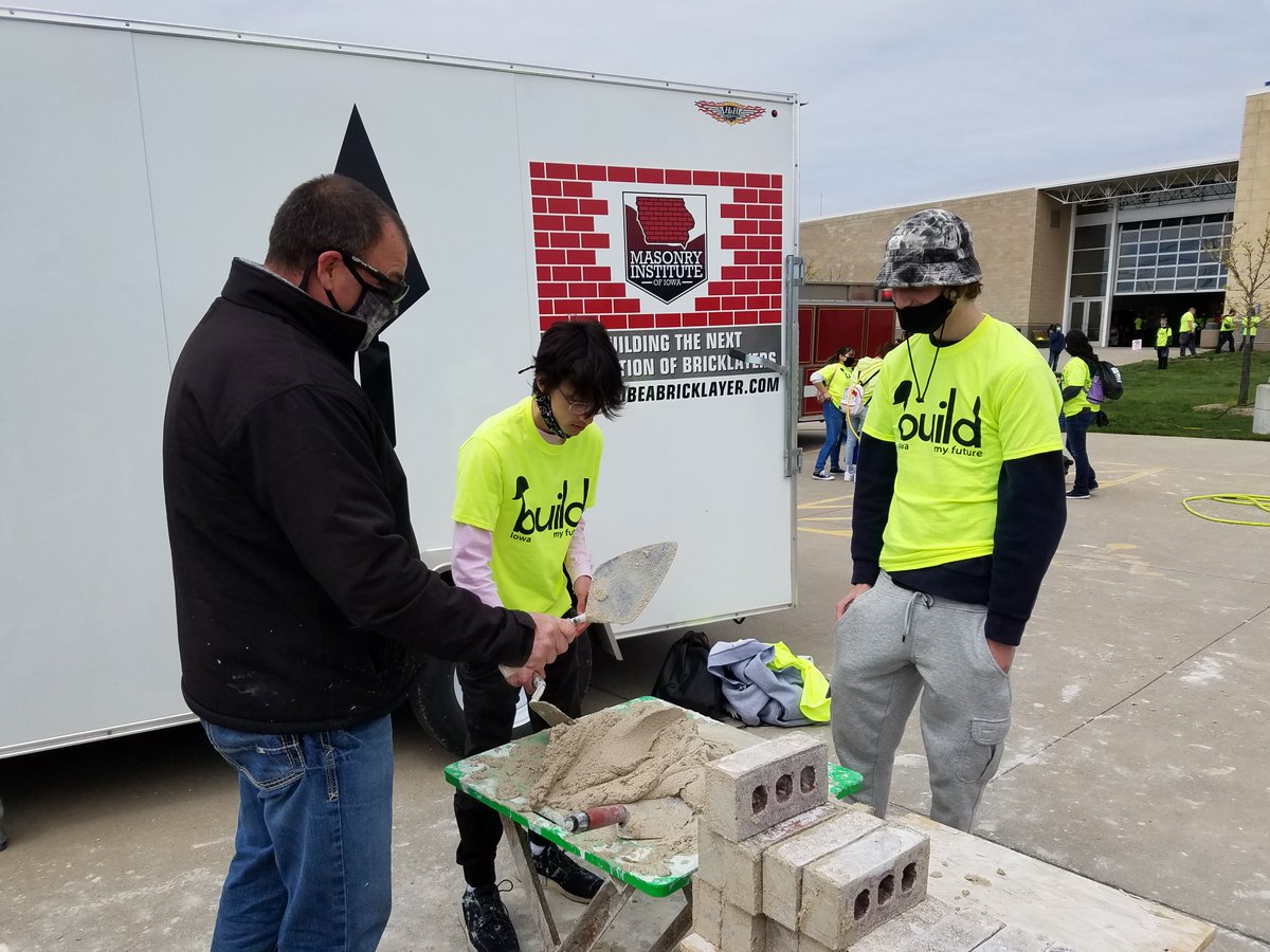 IaMasonry's tweet photo. MII and its members participated in yesterday's HBA's BUILD MY FUTURE event. It was a great chance to talk to HS students about careers in masonry #iowaskilledtrades #futurebricklayers https://t.co/peQP4jMrPG