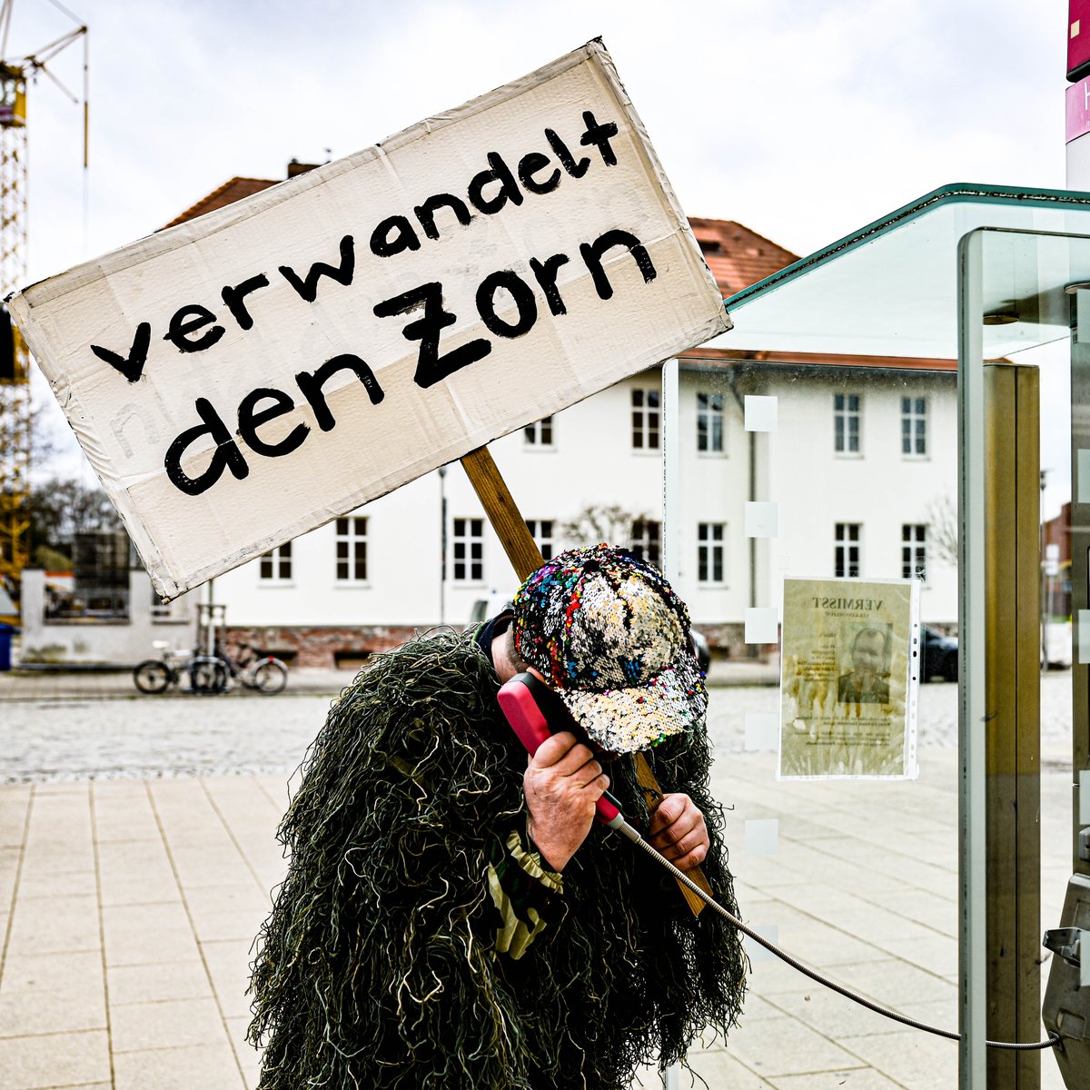 DIALOG ERWÜNSCHT - Fotostory des Kanaltheaters youtu.be/BfsEsvD7kJs via <a href="/YouTube/">YouTube</a> 
erprobt künstlerische Möglichkeiten, unter Einhaltung der Hygienebestimmungen im Stadtraum mit klarer Haltung für eine pluralistische Gesellschaft zu irritieren und humorvolle Fragen zu stellen.