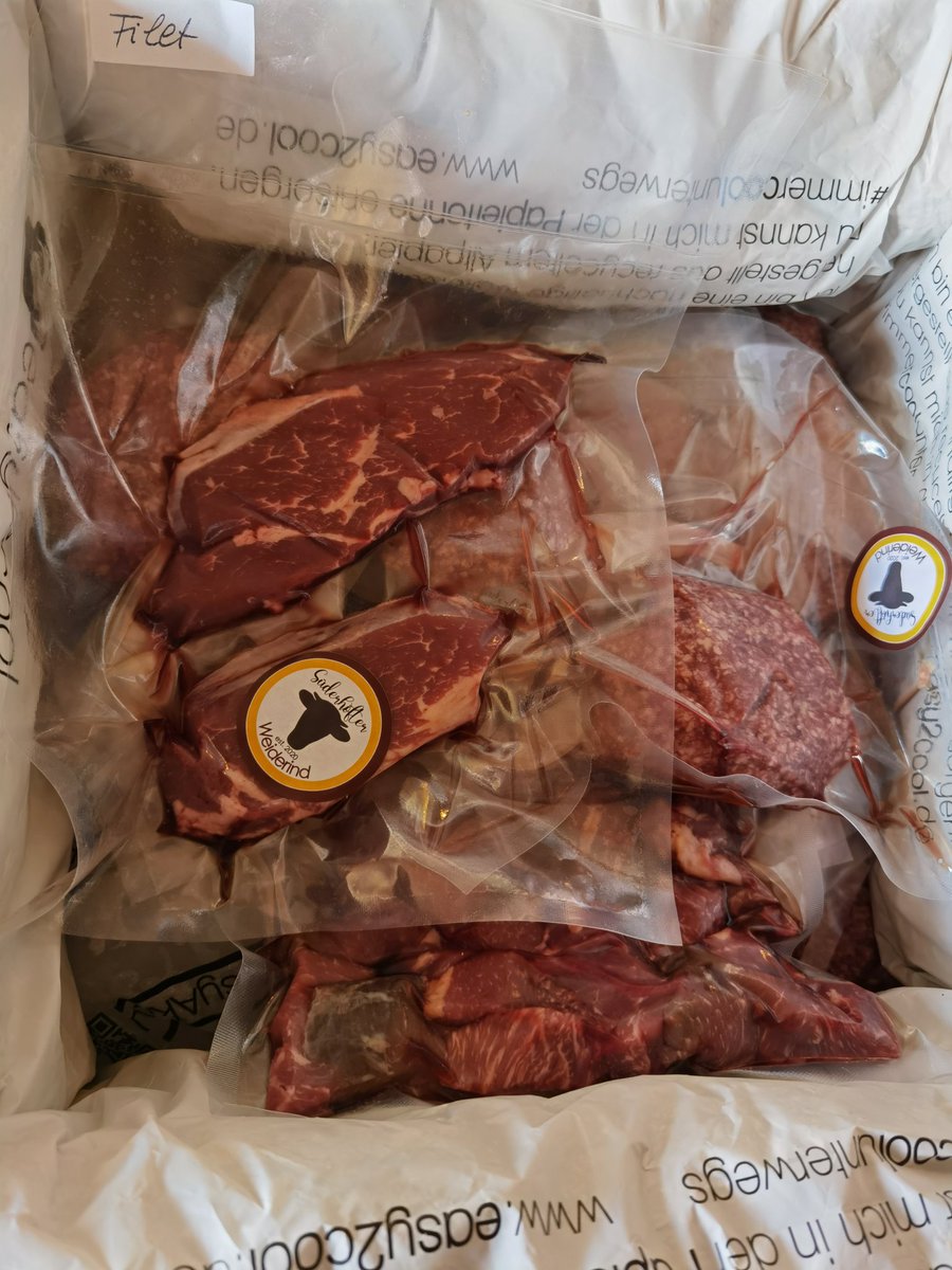 Krueminxler's tweet photo. Horch was kommt von draußen rein...🎶
Wird wohl fein lecker #Suederhoefter #Weiderind sein! 🤤
Der Hammer! 😍 Meine "Köchin" hat leider erst übernächste Woche Zeit, aber natürlich gibt es dann auch Fotos der zubereiteten Leckereien.
https://t.co/G82sUDon5u @BlaBlasberg https://t.co/tdGPGhv1d7
