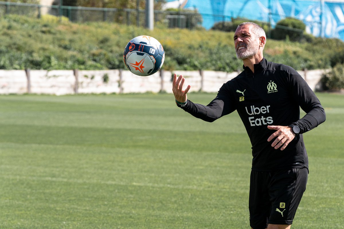 Un balón en el aire no tiene dueño: o viene o se va. En la vida, en cambio, lo que envías, regresa, lo que das, recibes, lo que siembras, cosechas. #Ítaca