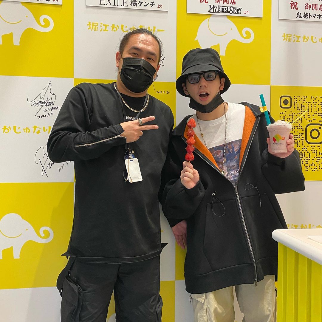 MyFirstStory_BR's tweet photo. [📸] Mamoru Hirata, responsável pela SIMMP e outras lojas de acessórios, assistiu aos dois dias de apresentação da #MYFIRSTSTORY em Osaka. Ele postou em seu IG algumas fotos com Hiro no dia dos shows!

cr: @mamoru.0512

#マイファス 
#hiro
#storytellertour https://t.co/VRLWSo1Ryq