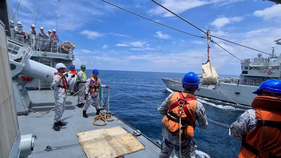 MPA_Barat's tweet photo. “The best preparation for tomorrow is doing your best today”

@kdjebat29 &amp; @Lekir26 melaksanakan Latihan Evolusi Light Jackstay Transfer di laut sebagai persediaan #EksKERISMAS27 

@tldm_rasmi 
@reza_azeranil63 
@ARBA_My 
@eetaipeng 
@emmryshahril 
#Readiness
#NavyUpdate https://t.co/A75htRyYyP