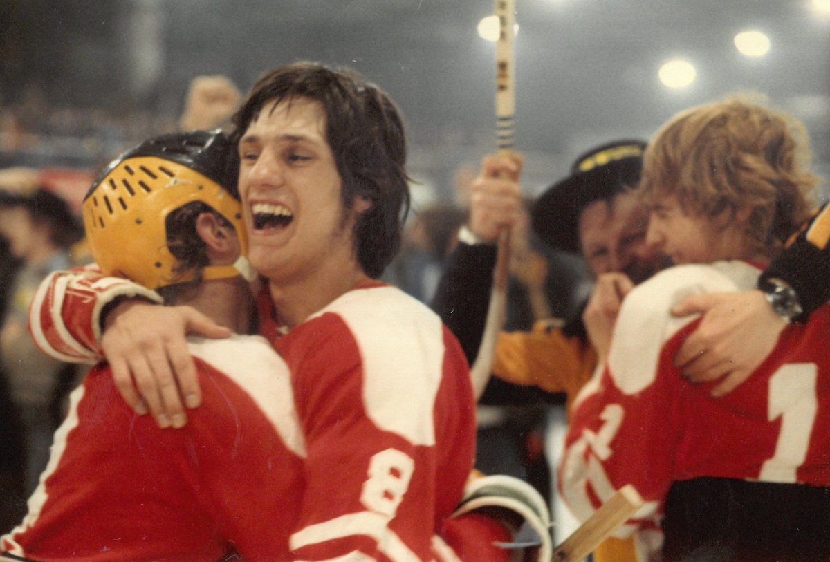 Le <a href="/HC_Ajoie_off/">Hockey-Club Ajoie</a>, c’est plus qu’un "simple" club de hockey sur glace, selon Philippe Vonnard. L’historien du sport nous décortique un ouvrage qui retrace - notamment - les liens entre le club ajoulot et la construction d’une identité jurassienne. 🏒
⏩jetdencre.ch/hc-ajoie-mes-q…