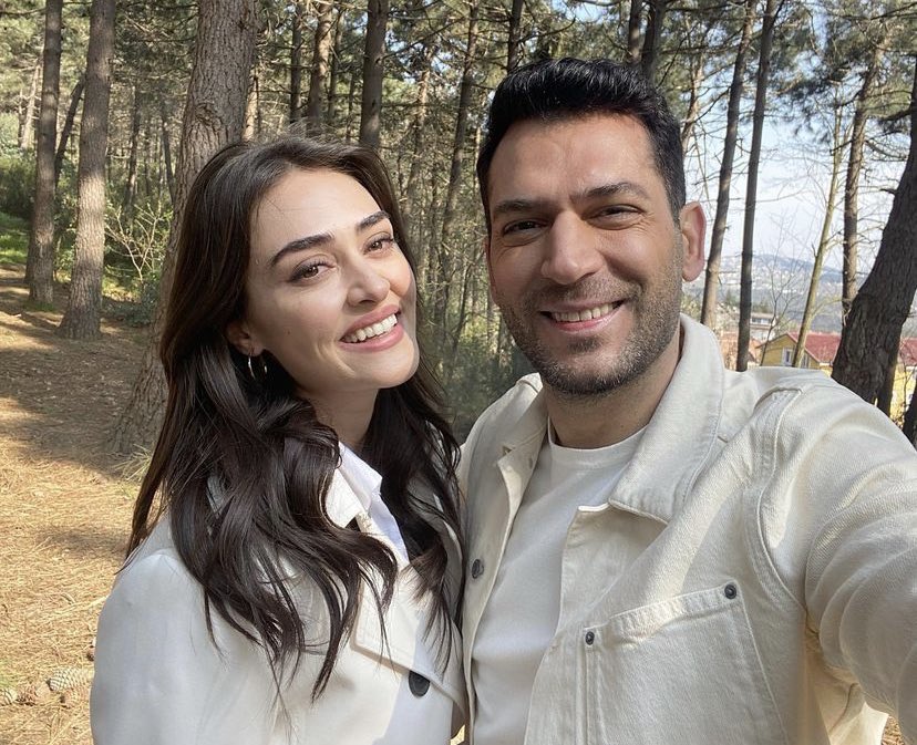 TvDunyasii's tweet photo. Murat Yıldırım, yarın akşam final yapacak olan #Ramo dizisindeki partneri Esra Bilgiç’le bu karesini “Son gün...Oyunculuğunla her seferinde Ramo’yu izlemesini daha keyifli hale getirdiğin için teşekkürler” notuyla paylaşıp partnerine teşekkür etti.#RamBel https://t.co/xfGVYdcUzT
