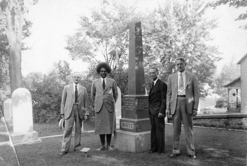AdventistReview's tweet photo. Kata Ragosa, second from left, was a chief from the Solomon Islands. He was a delegate to the 1936 GC Session. He is pictured visiting the grave of Ellen White during his visit to the U.S.

#gcsessions #tbt #solomonislands #adventists https://t.co/jUFHbRWFSa