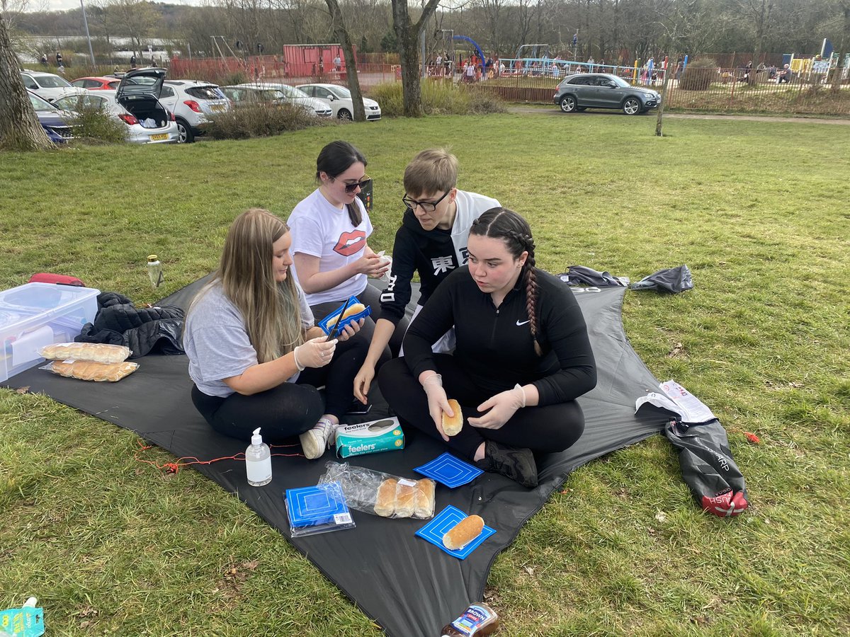 What a day we are all having out in the sun! The Bellshill Bronze #DofE group have been learning how to cook on the Trangia’s to get them expedition ready & even served up our lunch 🙌🏽 🌞 @BYouthwork @CB_YouthWork @NLCYouthwork @NorthLan_DofE