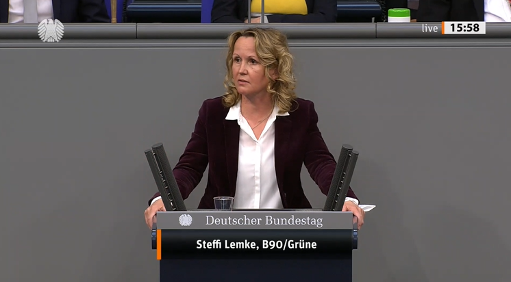 GrueneBundestag's tweet photo. .@SteffiLemke zur Bergung der Munitionsaltlasten in den Meeren:

Das Zeitfenster schließt sich. 

Es muss schnell und an einer praktischen Lösung orientiert gehandelt werden.

Und die Länder brauchen die Unterstützung des Bundes. https://t.co/YUbJ23JBYa