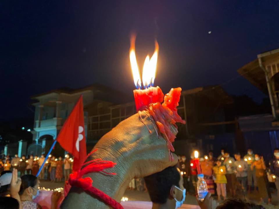 MaySandarSoe4's tweet photo. Anti-regime Night Strike with candlelights in Hpakant, Kachin State. FREEDOM OF SPEECH #Apr15Coup #WhatsHappeningInMyanmar https://t.co/qGt9sIcpH2 https://t.co/svk5KSbiEf