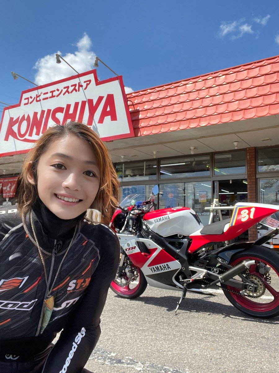 Popular Japanese biker <a href="/azusagakuyuki/">宗谷の蒼氷</a> turns out to be a 50-year-old man using FaceApp. "No one will read what a normal middle-aged man posts on his account" bbc.in/3acsYb1