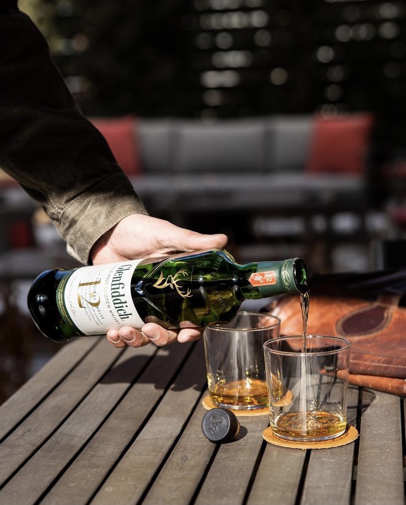 What are you imbibing this with today? We’re catching some sun rays and enjoying a pour of our deliciously smooth 12 year old. 🥃

#Glenfiddich #Glenfiddich12 #Smooth #SelectBrandsJa
