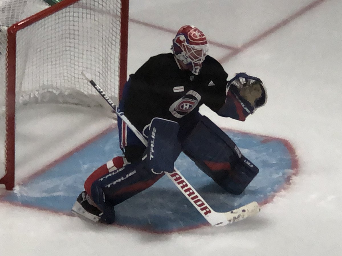 Carey change encore les choses: une très (très) propre grille blanche ce matin à l’entraînement individuel et le retour du gear bleu qu’il n’a toujours pas porté en match alors qu’il reçoit des tirs de Corey Perry.