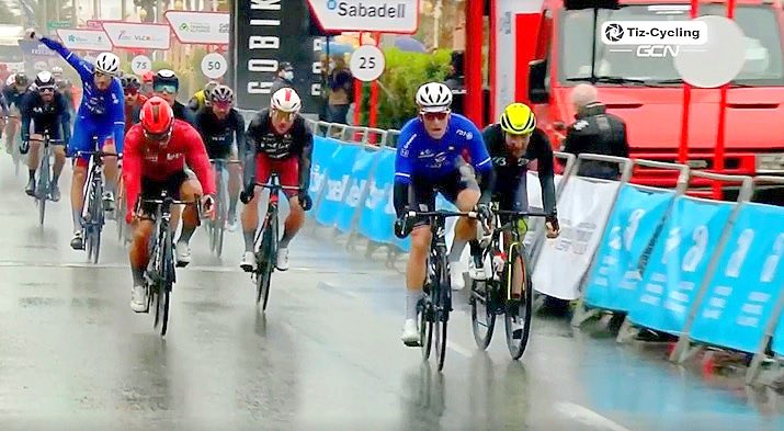 En vibrante remate, Arnaud Démare se queda con la victoria superando a Caleb Ewan en la 2ª etapa de la Vuelta a la Comunidad Valenciana. Miles Scotdon sigue vestido de líder. @RevistaZetta #ciclismo #ESPNBike