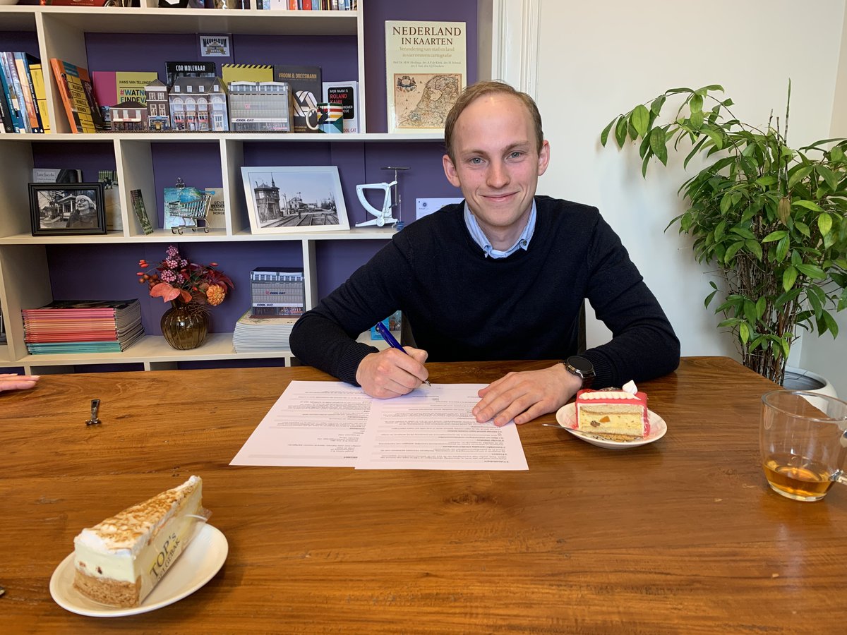 Vandaag is Rindert Vos bij ons begonnen. Als afgestudeerd Economisch Geograaf komt hij ons de komende tijd voor twee dagen per week versterken. Hiernaast schrijft hij zijn scriptie voor zijn tweede master International Public Management &amp; Policy.