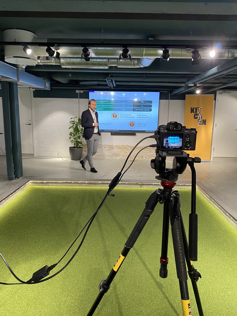 Vores revisor deler tips ud til hele det aarhusianske startupmiljø via livestream på Facebook 💪🏻 <a href="/AARSOME/">StartupAarhus</a> <a href="/INCUBAdk/">INCUBA</a> #dkstartup #sharingiscaring
