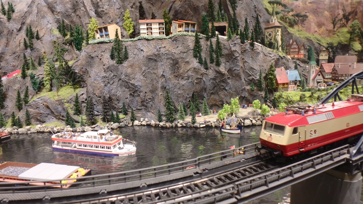 Train going by the big lake. #trains #Märklin #modelrailroad #attraction #Osoyoosbc
