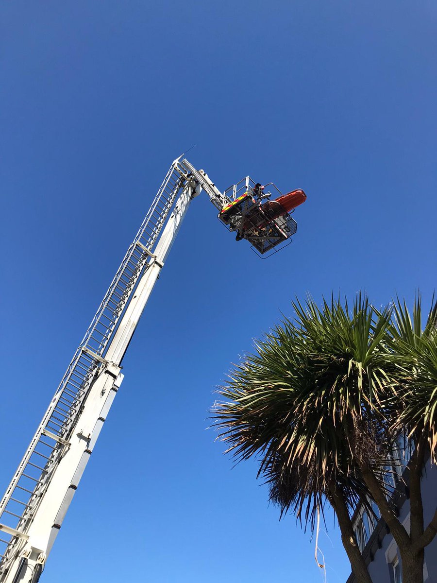 Tyne_Wear_FRS's tweet photo. Working together to keep you safe. 

This afternoon with @NEAS_HART colleagues we rescued an injured man from a rooftop in Whitley Bay. 

He was rescued using the aerial ladder platform and safe working at height kit and then taken to hospital. 

#ReadyWillingAble #TeamWork https://t.co/ICofUBPGYi