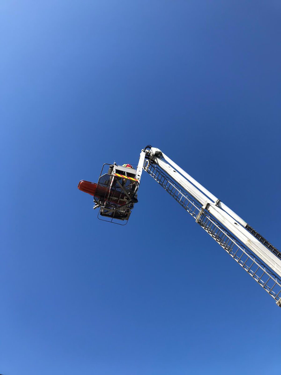 Tyne_Wear_FRS's tweet photo. Working together to keep you safe. 

This afternoon with @NEAS_HART colleagues we rescued an injured man from a rooftop in Whitley Bay. 

He was rescued using the aerial ladder platform and safe working at height kit and then taken to hospital. 

#ReadyWillingAble #TeamWork https://t.co/ICofUBPGYi