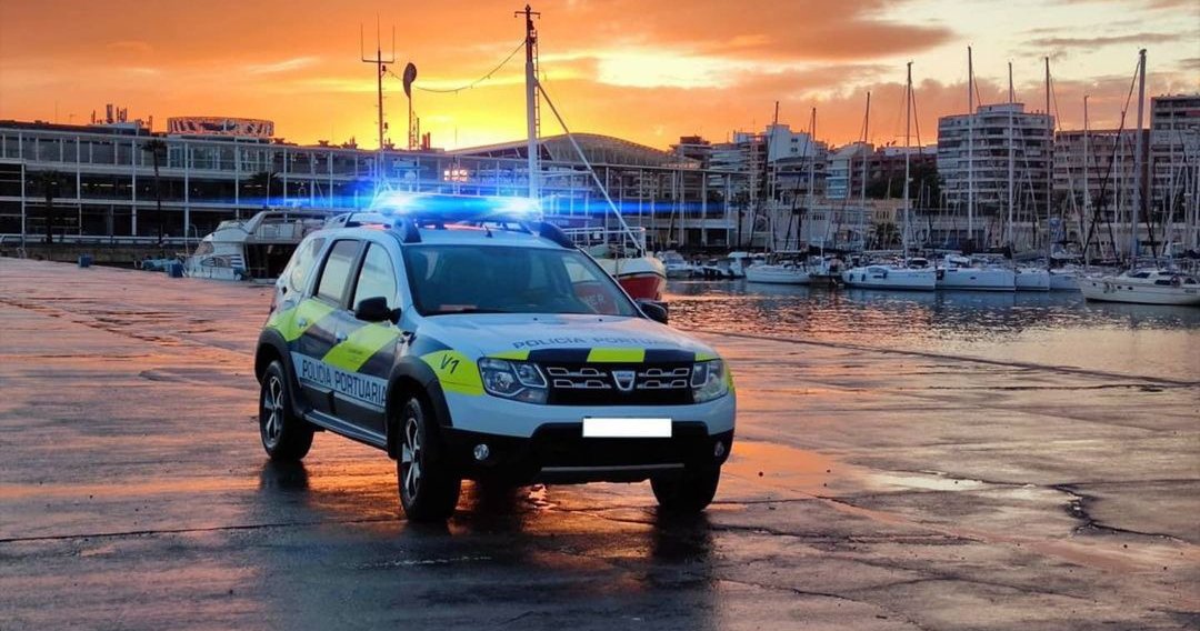 Seguimos en primera línea en la lucha contra la pandemia. #fuckcovid19 
#stopcovid19 #PolicíaPortuaria  #PortAuthorityPolice #HarbourPolice #puerto #port #police #policia #policecar #policepics