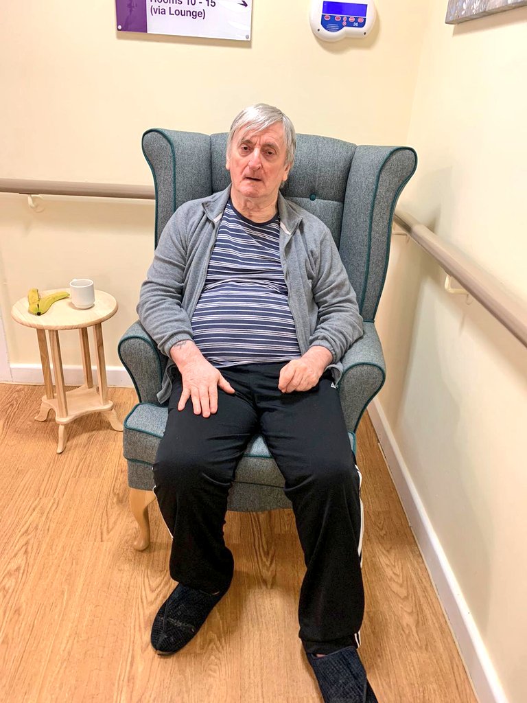 And what do our residents and staff think of the new chairs? Looks like a big thumbs up! 👍🛋💜 @AnchorHanover