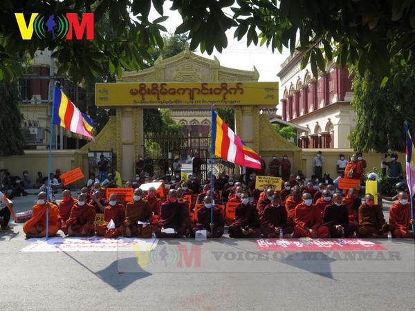 BabyArie10's tweet photo. MASOEYEIN Monastery from Mandalay, was raided by terrorists,  firing gunshots. Some were abducted. Juntas don’t have the knowledge of religious places. 

#Apr15Coup #ReleaseTheDetainees 
#WhatsHappeningInMyanmar https://t.co/jgY3JZz0SC https://t.co/2zEEdnCdJt