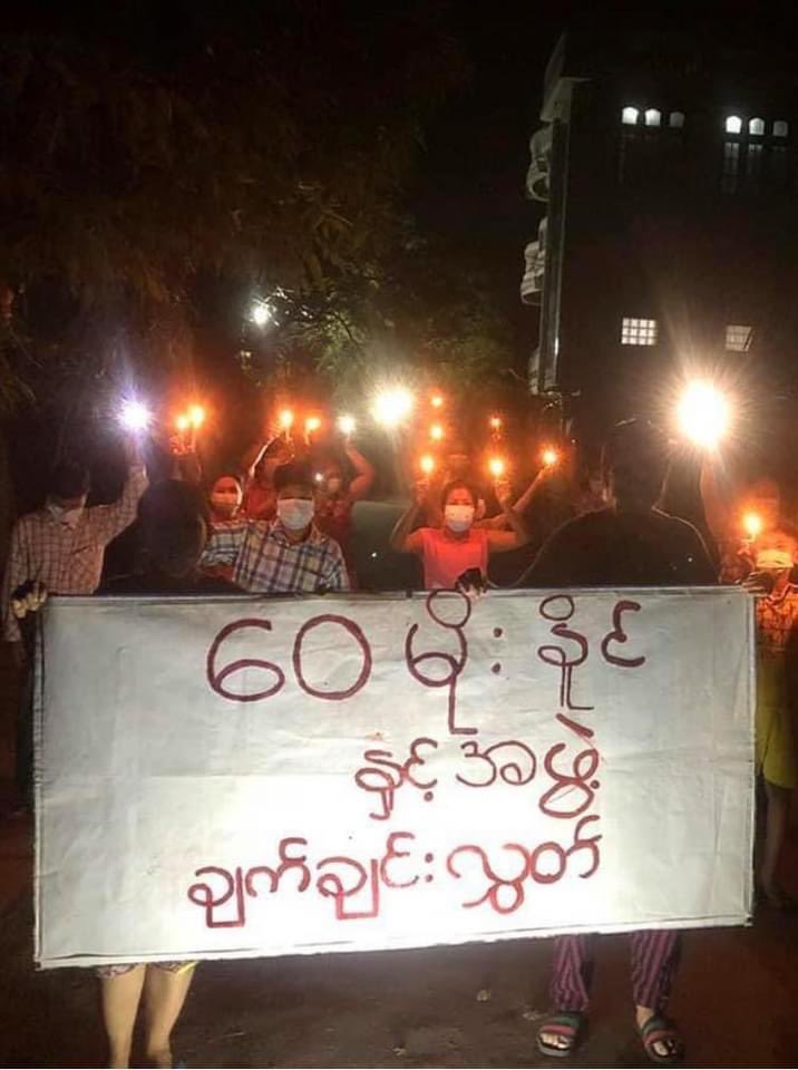 nslwin's tweet photo. Monywa, Sagaing Region:

Nighttime protest - "Release immediately Wai Moe Naing &amp; group"

#WhatsHappeningInMyanmar #Apr15Coup #MilkTeaAlliance https://t.co/1WQWJvQj15