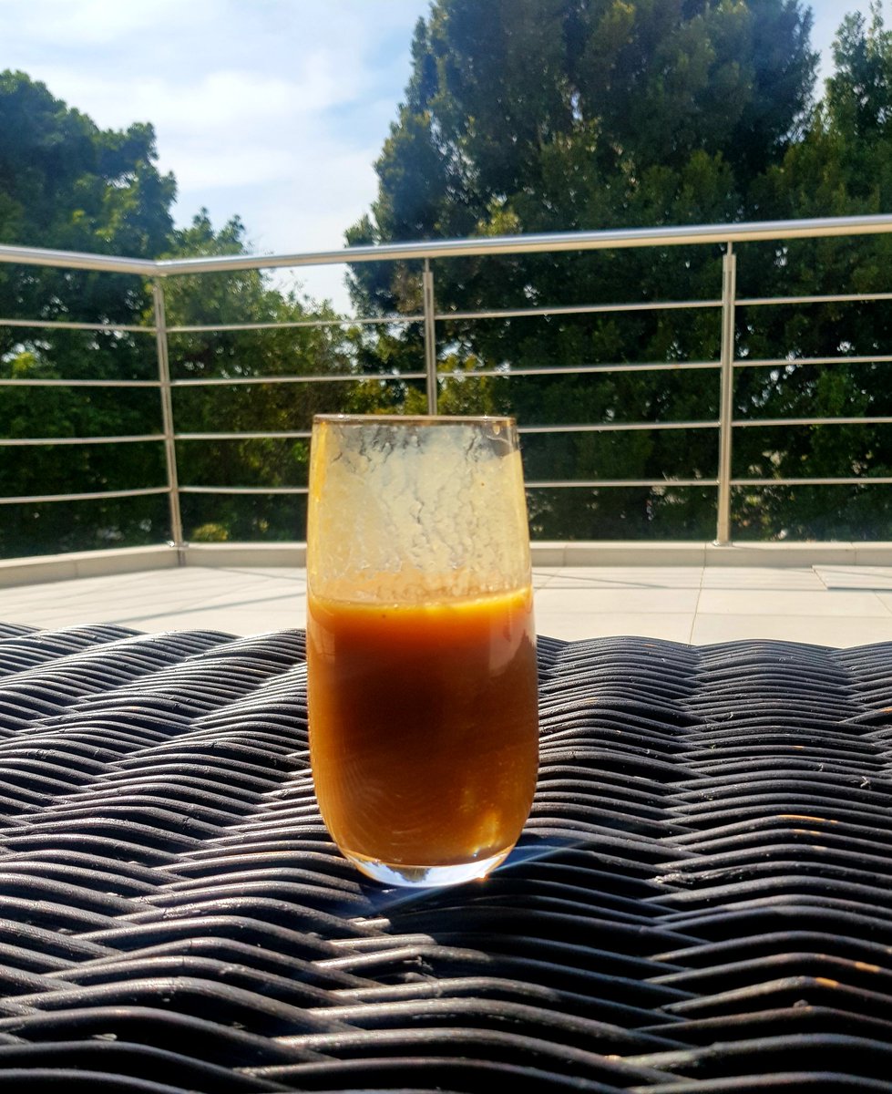 mattoh1's tweet photo. I converted #lunchtime to #smoothie time this afternoon. #MangoBang #smoothie with crushed ice to beat the heat!! 😃 #Capetown https://t.co/1Ty1Nyq0iV