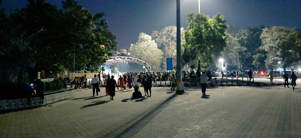 prathameshambu2's tweet photo. Break The Chain Day 1! Are we really following enforced regulations??
Doors are open but eyes are closed!
Everything is running on the sec of essential service. 😬 Please take actions.
#LockdownMaharashtra #lockdown2021 #lockdowndrama #MaharashtraPolice #ShivSena #adityathackeray https://t.co/yEnZyi3Iqn