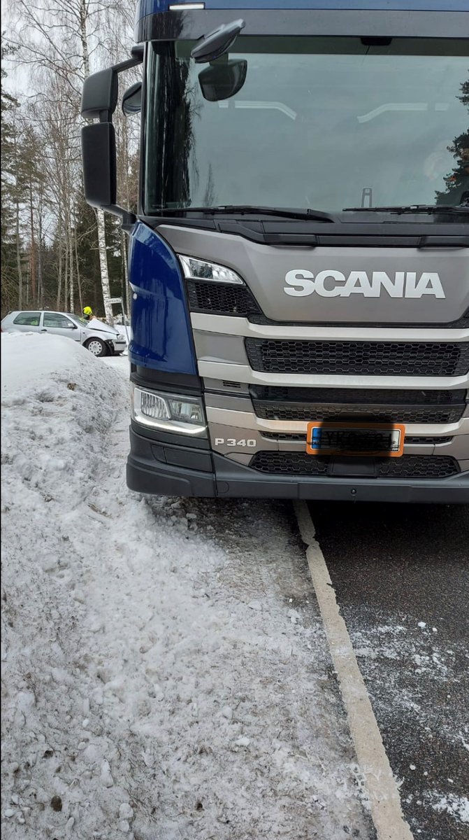 ctif_fin's tweet photo. Tunnistatko kuvan kuorma-auton käyttövoiman? Se EI ole diesel.
Tässä tapauksessa vaihtoehtoinen käyttövoima havaittiin sattumalta, pelastustoimien ollessa käynnissä.
Tämän takia käyttövoimatarrat ovat tärkeitä.
#iso17840 #ajoneuvopelastaminen #extrication #pelastustoimi https://t.co/GMiGt7S4kR
