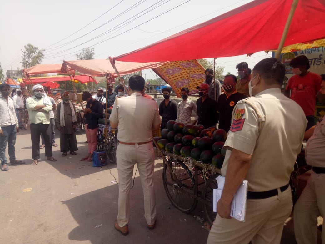 DCPSEastDelhi's tweet photo. #VigilantPolicing
#MaskModeOn
#Covid2.0
Briefing of vendors regarding safeguards of Corona pandemic at sabji mandi of Badarpur and Meethapur. Violators of covid norms were prosecuted. @HMOIndia @LtGovDelhi @CPDelhi @DelhiPolice https://t.co/jLRM5dIE1g