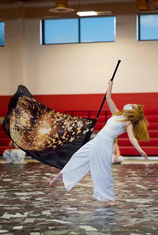 Pictured is Alamo Heights HS (TX) using their FLASH flags and tarp at a recent event.  FLASHVisualMedia.com 
#flashvisualmedia #makingartreality #marchingarts #wgi2021.