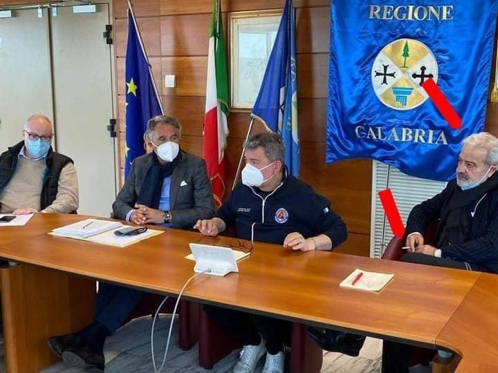 LuMo71's tweet photo. Non sanno gestire lo stress questi austriaci.
Esempio alternativo: nella foto, a destra, il commissario della Sanità in Calabria. Mascherina sotto il mento e sigaretta in mano, al chiuso.
Così si gestisce l'emergenza—o no? https://t.co/RtphjTJVI7