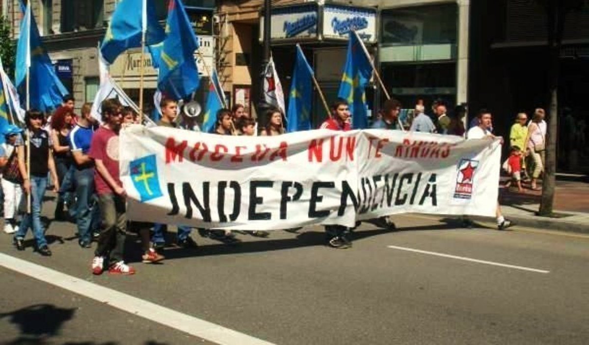 CdV_Asturias's tweet photo. En #Asturias la juventud desesperada porque no encuentran trabajo.

Pero hay un grupo de jóvenes “preparados” que dicen que el futuro de la juventud asturiana está en la #independencia... Claro, porque ellos van a sostener la economía con su trabajo, cuando sepan que es eso! https://t.co/ZYK9SxA7EQ