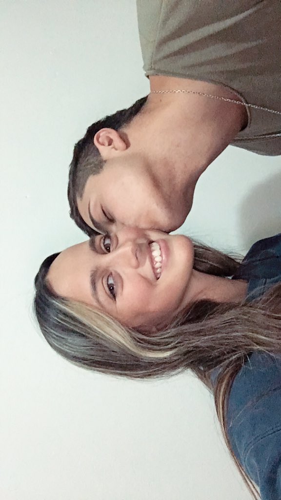 fiore_arlandiz's tweet image. Nos estábamos sacando una foto y cómo me vi linda lo corrí y me la saqué sola en la misma posiciON