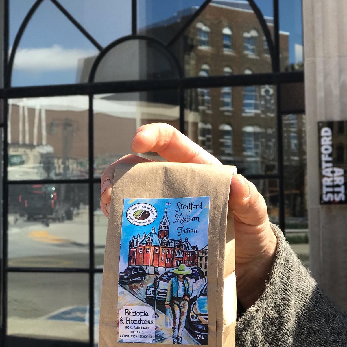 Our Fresh Roasted Ethiopian/Honduran blend for the “Love Stratford” box with art by @vschofieldart for an extra dose of love.💓🎨
Service with a smile.  

Thanks @visitstratfordon for all you do to help our beautiful city and the small businesses with a whole lot of heart in it.
