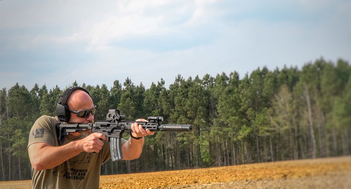 Mrgunsngear's tweet photo. Sending some #300BLK into a @shoot_steel target with my @brownellsinc BRN180 🇺🇸
@midwestindustries folding brace adapter with a @sb.tactical SBA3
@eotech EXPS3-0
@deadairsilencers Sandman S
#brn180 #ar180 #mrgunsngear #midwestindustries #sbtactical #eotech #sandman https://t.co/QHrU6oJyk0