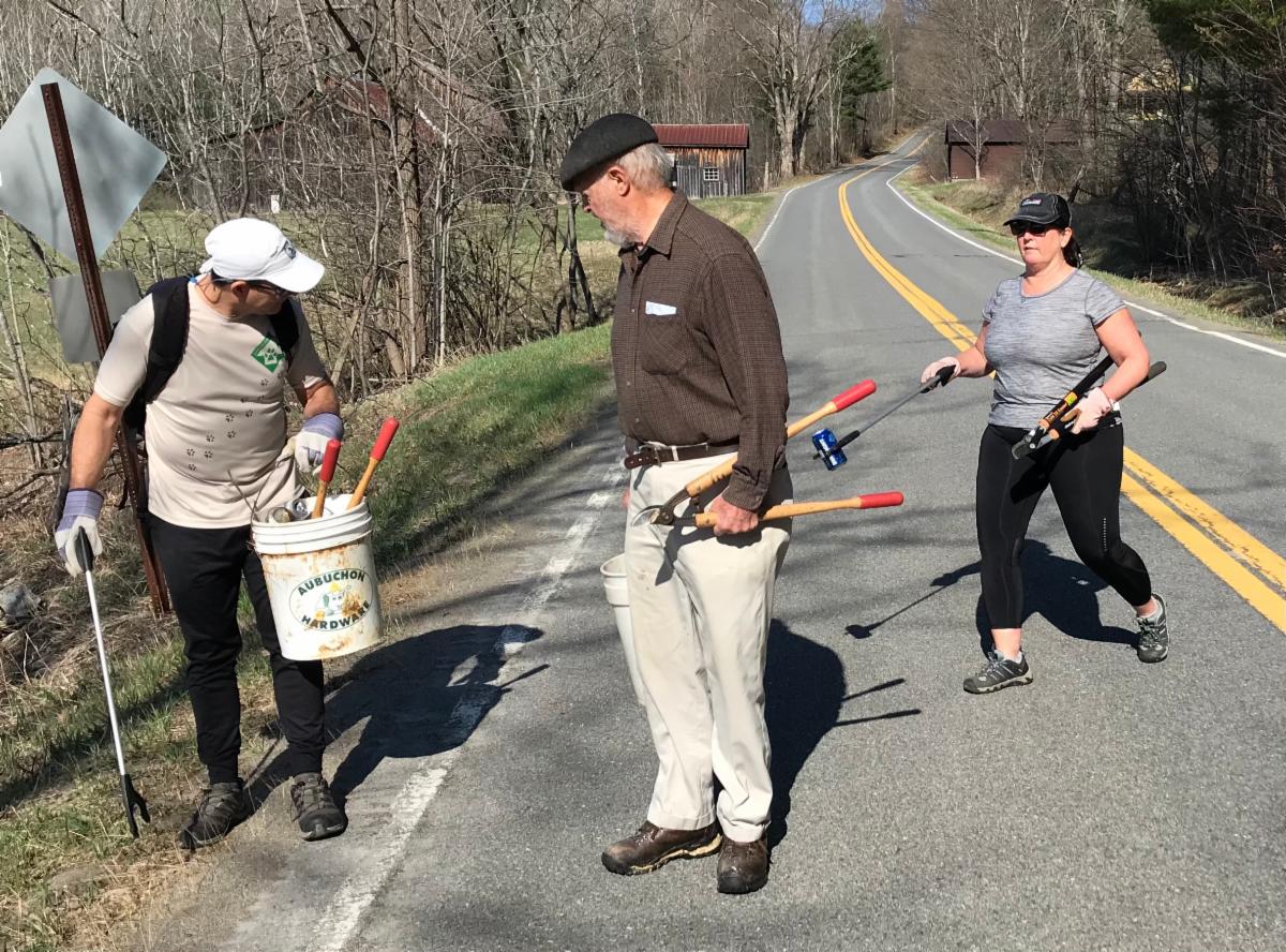 ChamplainTrails's tweet photo. Volunteers Clear Trails For You! https://t.co/mu7DSQkR4w https://t.co/TjA8PmJkwt