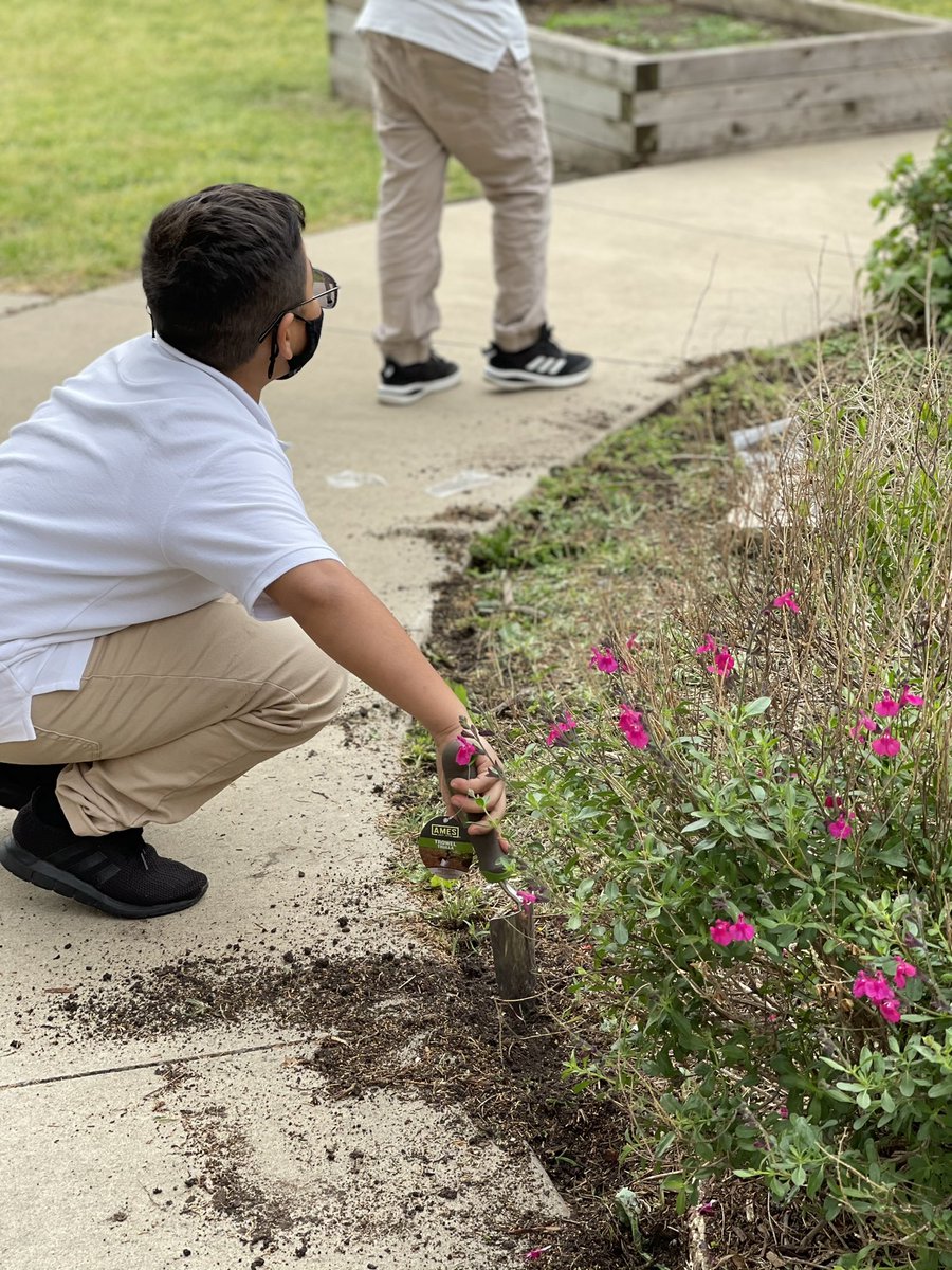 vanessa_315's tweet photo. PersonalizeDISD: RT @HBGonzalezPLA: Teamwork makes the DREAM work! Getting ready for #EarthDay2021 while reviewing the properties of soil @DallasisdSTEM @PersonalizeDISD @OutTeachEd @Tanya_N_Shelton The water pump is up and running! 🌊 #OhanaDay https://t.co/egzDdOEP0v
