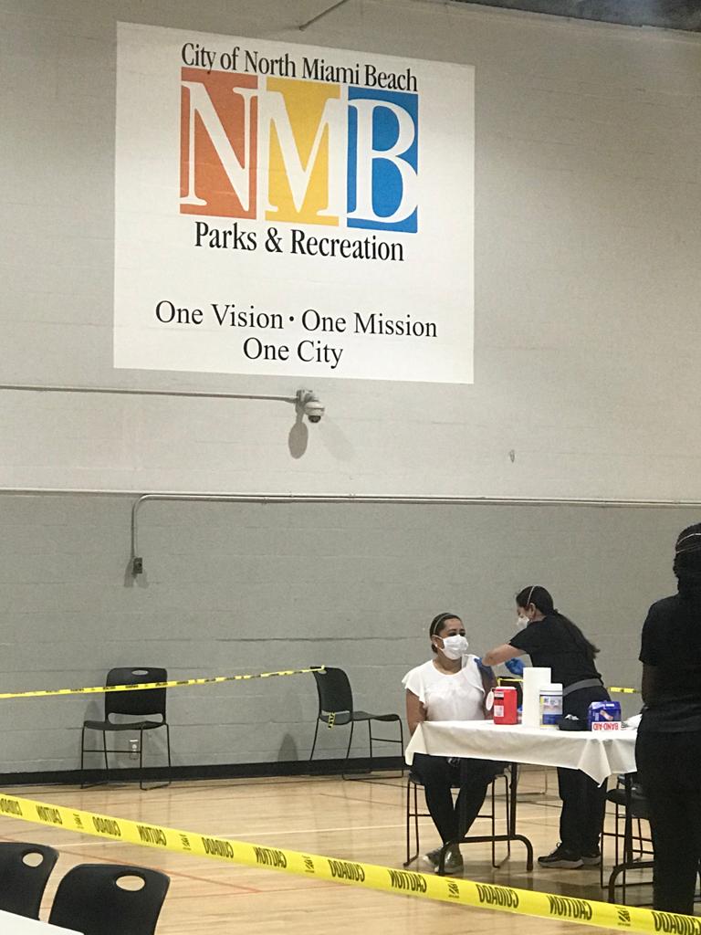 Compatriotras Hondureños residentes de la Florida recibieron vacunas covid 19💉, gracias al apoyo del Mayor Anthony Defilipo de North Miami Beach, solo con el pasaporte o la matricula consular. 🇺🇸🇭🇳