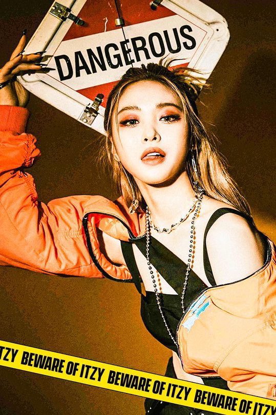 ITZY GUESS WHO リュジン GUESS WHO (Day version) SCANS #RYUJIN #ITZY #있지 #MIDZY