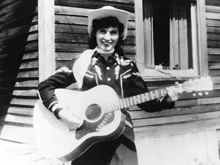 Happy 89th birthday to the immortal Loretta Lynn.

Here\s a wild factoid: Loretta has a 54 year old *grandchild*. 