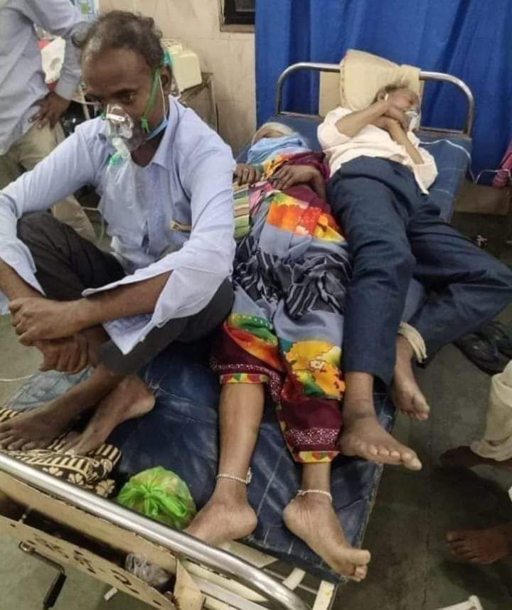 neerajpatel863's tweet image. एक ही बेड पर तीन मरीज... दो पुरुष और एक महिला...ये उस राज्य के एक अस्पताल की तस्वीर है..  जहां 3000 करोड़ खर्च करके दुनिया का सबसे ऊंचा स्टेचू बनाया गया है... हां वही  फ़र्ज़ी गुजरात मॉडल। 
ये हाल गोदी मीडिया आपको नही दिखायेगा क्योंकि उनके सरदार बुरा मान जायेंगे , गोदी मीडिया