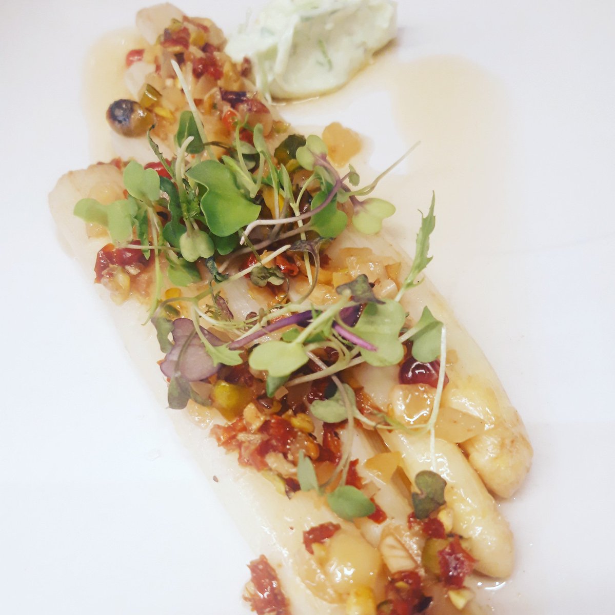 En Palo Cortao te ofrecemos los mejores productos frescos de temporada! Esta semana Esparragos blancos frescos con alioli de algas. No te quedes sin probarlos!! 😋
.
.
.
Reservas 649446120 o en web
.
.
#foodie #SevillaHoy #foodporn #producto #sevilla #esparragos #cocina #cheflife